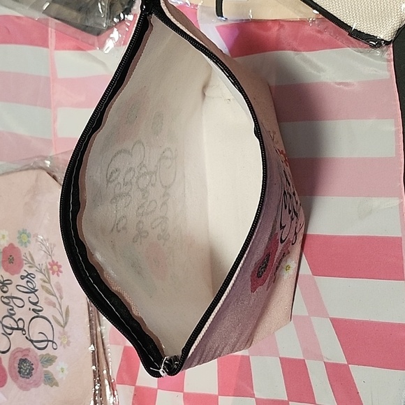 NWT makeup bag - Picture 2 of 3